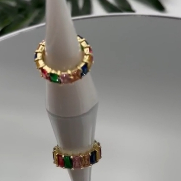 🌟 NWOT Emerald cut, rainbow ring size 7 - Picture 2 of 3